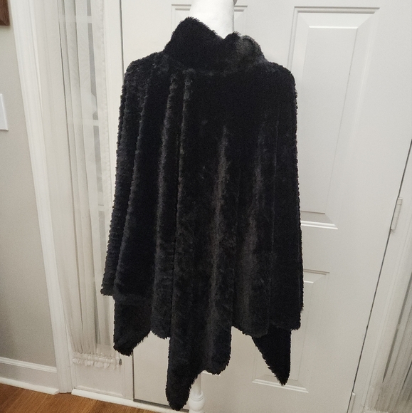 Le Moda Faux Fur Poncho Size One Size - Picture 3 of 5